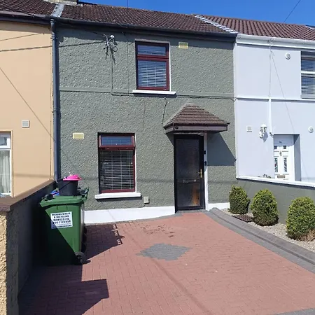 Town 3 Bedroom House With Parking 別荘 *