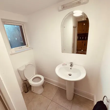Town 3 Bedroom House With Parking *