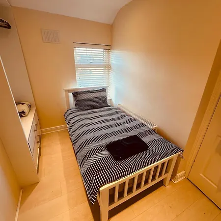 بيت للعطل Town 3 Bedroom House With Parking