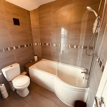 بيت للعطل Town 3 Bedroom House With Parking